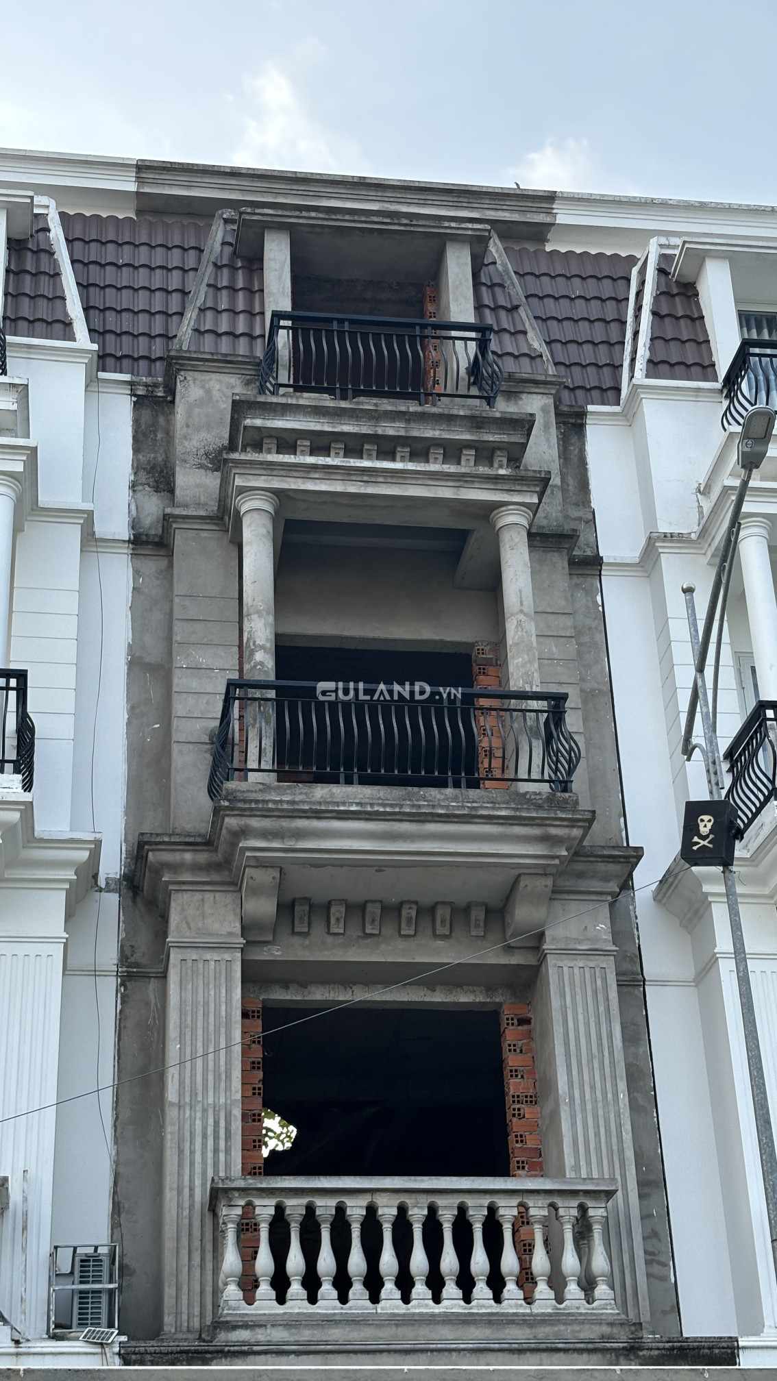 Bán nhà phố 1 trệt 3 lầu - mặt tiền cổng chợ Bình Minh